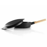 Eva Solo Nordic Kitchen Zwarte Sauteerpan met houten steel en Deksel 24 cm